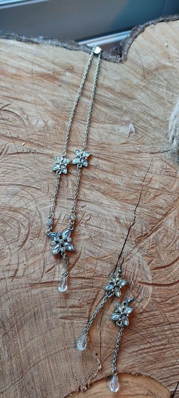 Collier et boucles d'oreilles fleurs