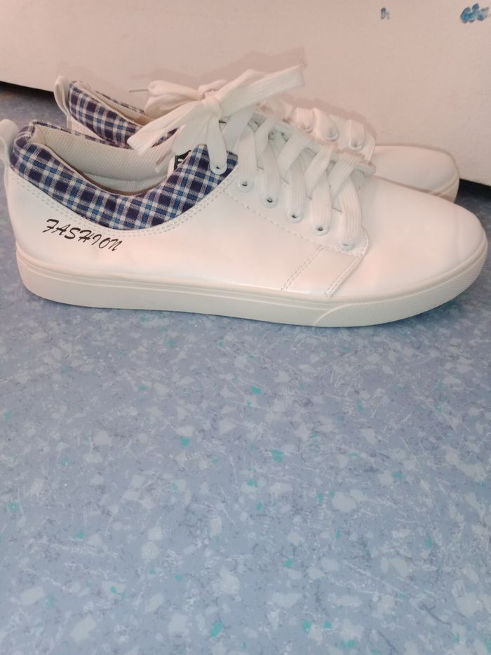 basket basse blanche neuve
pointure 43 - photo numéro 7