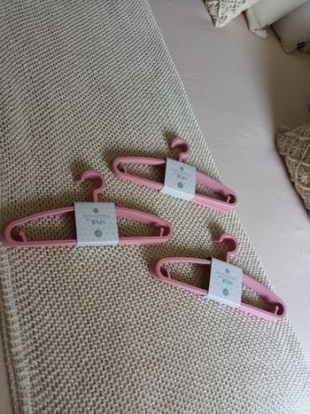 Lot de 18 cintres bébé / enfant neufs