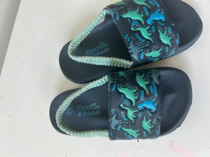 Claquettes avec élastiques dinosaures 24