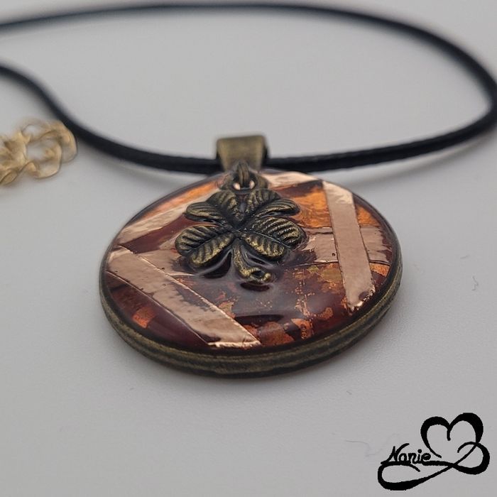 Pendentif en résine rond orangé avec un trèfle 🍀 - photo numéro 3