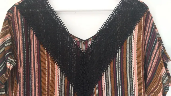 Blouse dos en V dentelé - photo numéro 2