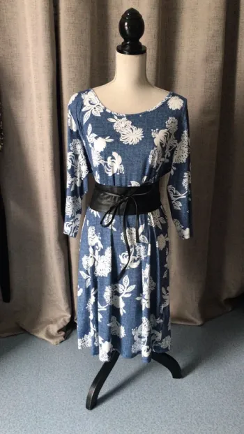 Robe bleue à motifs blanc