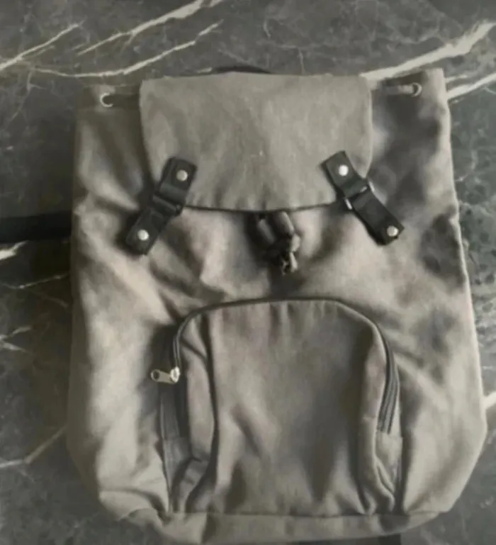 Sac à dos en très bon état longueur 42 cm ,largeur 37 cm