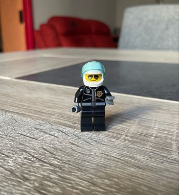 Policier à lunettes 