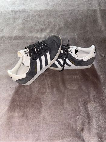 Baskets Adidas Gazelle indoor grise taille 37 1/3 en très bon état.