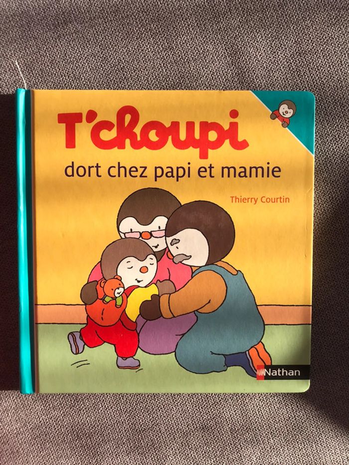 Tchoupi dort chez papi et mamie