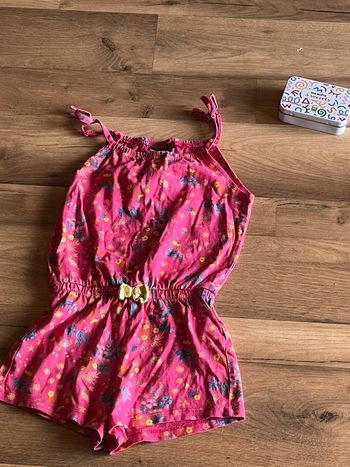 Je vend un combinaison short fille taille 5 ans très bon état