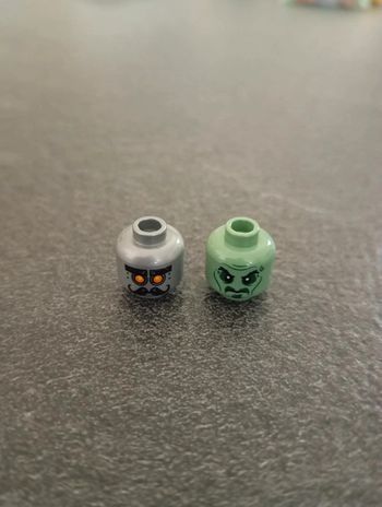 2 têtes 1×Minifigure,head alien with black eyebrows,cheek lines.