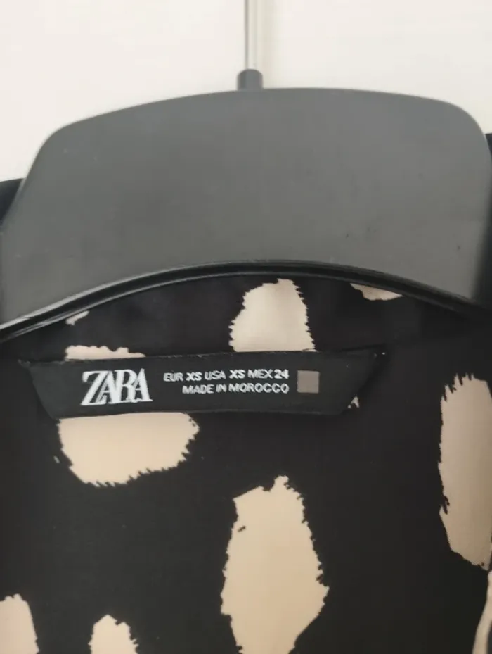 Chemise noire motifs léopard satinée Zara XS neuve sans étiquette - photo numéro 4