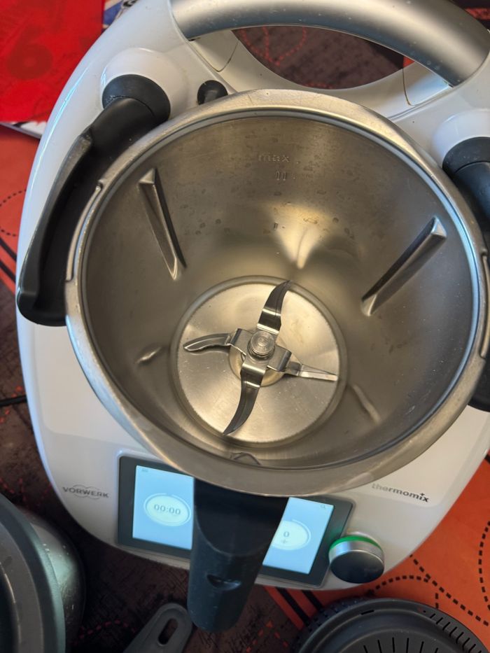 Thermomix TM6 blanc +2ème bol+ accessoires le tout en parfait état aucun défaut quelconque - photo numéro 2