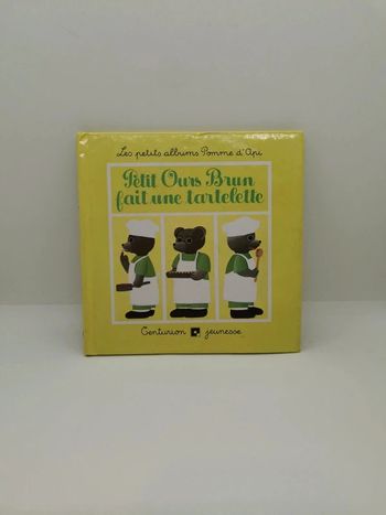 Petit ours brun fait une tartelette