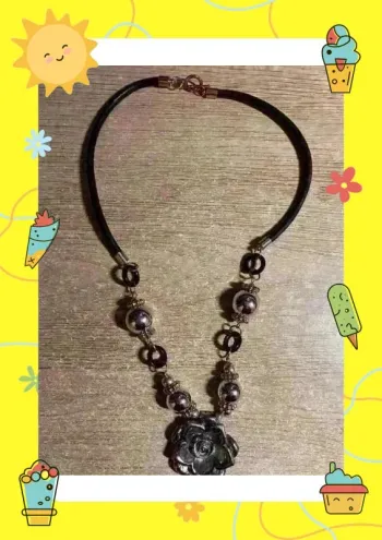 Collier noir argenté rose