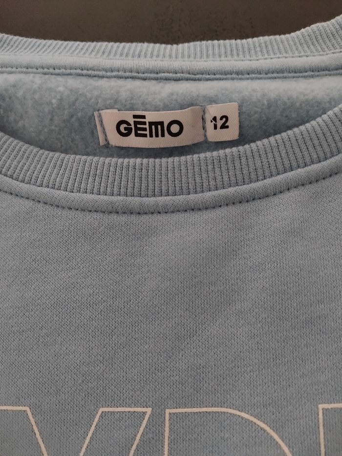 Pull bleu et papillon blanc - photo numéro 3