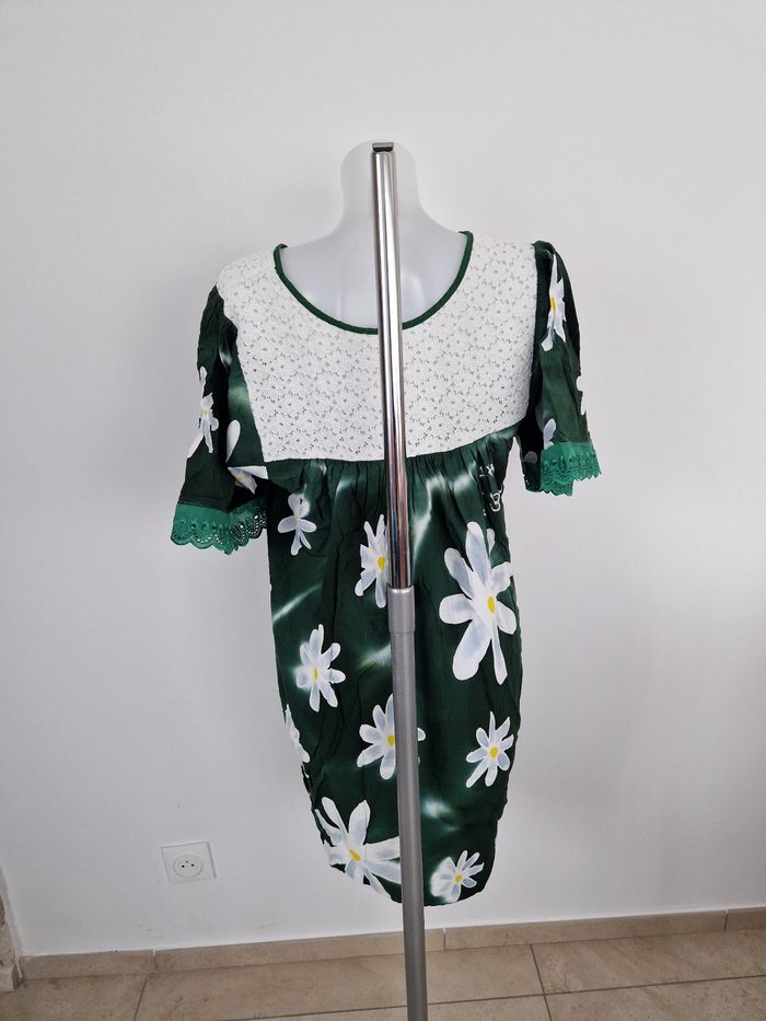 Robe polynésienne verte foncé à fleurs blanche avec détail dentelle - photo numéro 4