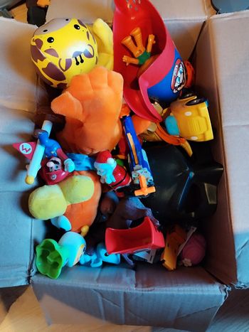 Carton de jouets divers