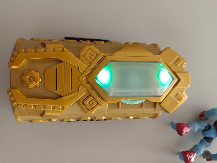 Bracelet Gormiti lumineux et sonore et 2 figurines articulées - photo numéro 3