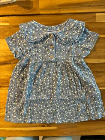 Robe bleu à col avec manches courtes