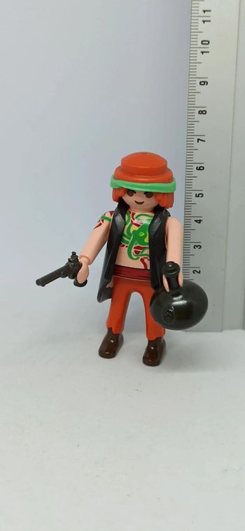 Homme pirate avec tatouages arme et carafe playmobil