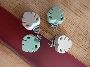 Clips Attache tétine feuille 