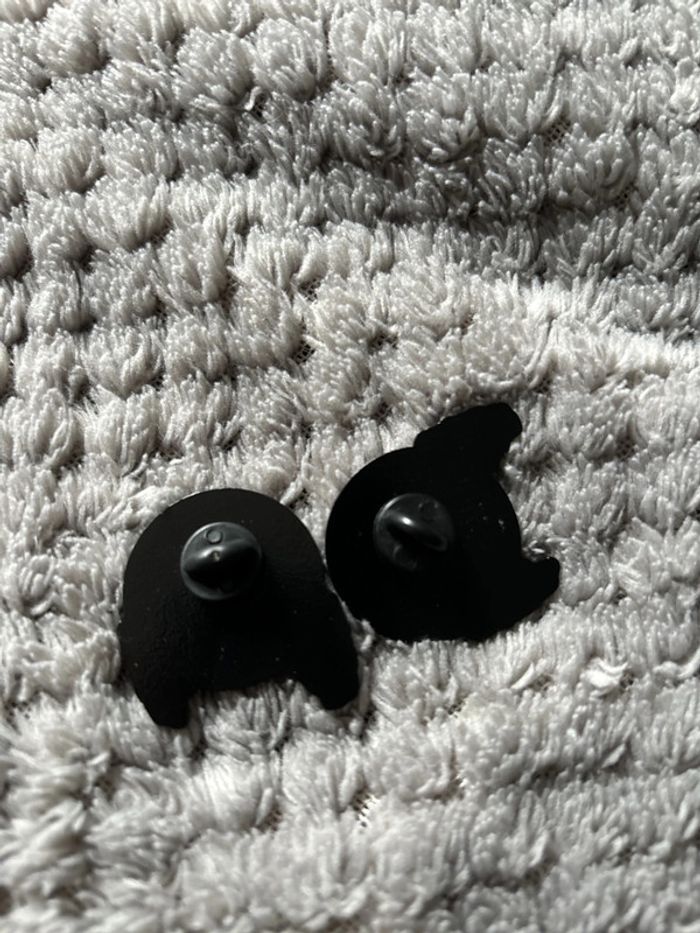 Deux pin’s vinyle squelette - photo numéro 4