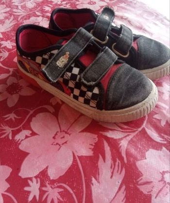 Une paire de basket cars taille 27