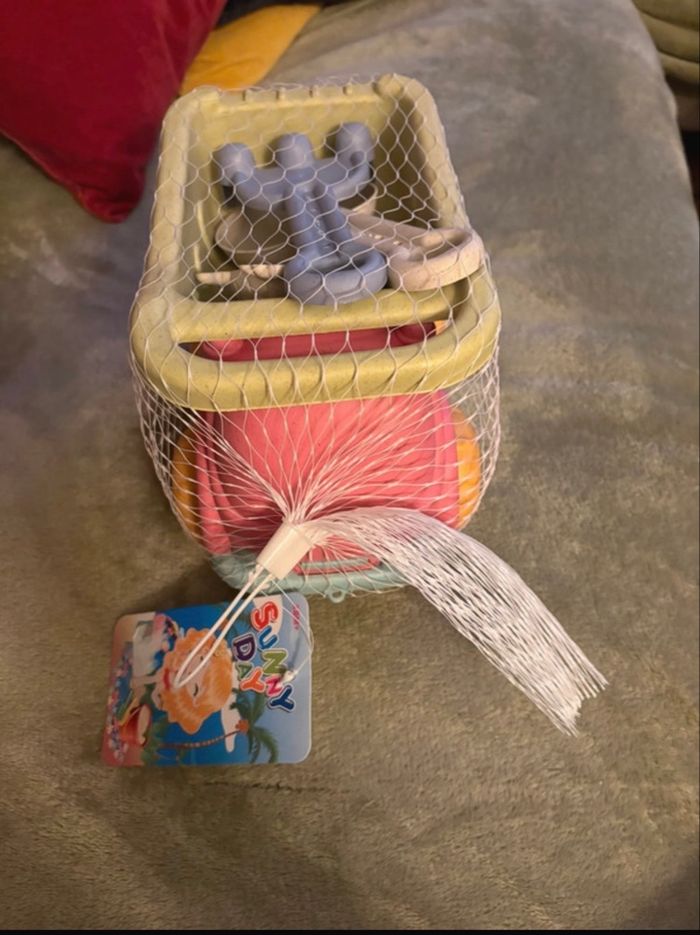 Camion benne avec jeux de plage ou de jardin - photo numéro 2