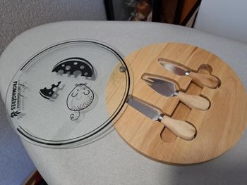 Joli plateau à fromages bois d'acacia verre coulissant avec couteaux neuf