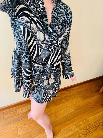 Sublime robe fluide décolleté en V manche longue à motif Lilie rose