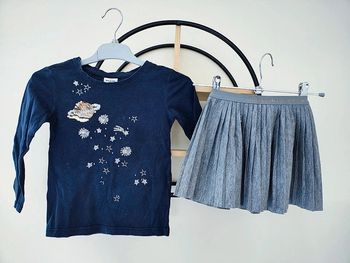 3 ans ensemble teeshirt tape a l'oeil et jupe plissée Kiabi