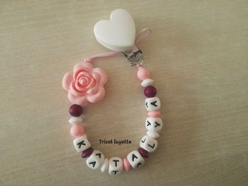 Attache tétine fleur