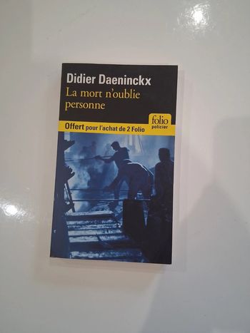Livre La mort n'oublie personne de Didier Daeninckx