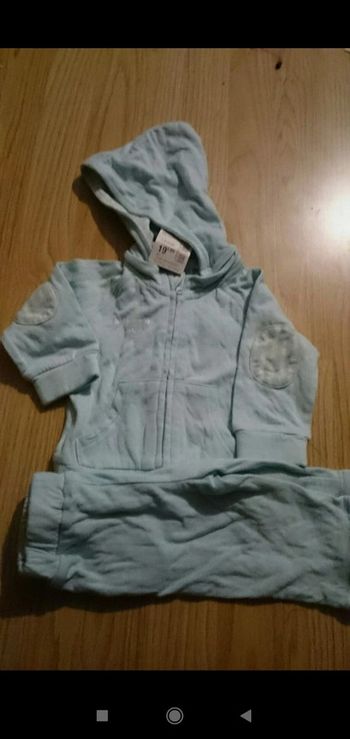 Jogging neuf six mois
Gilet veste + pantalon