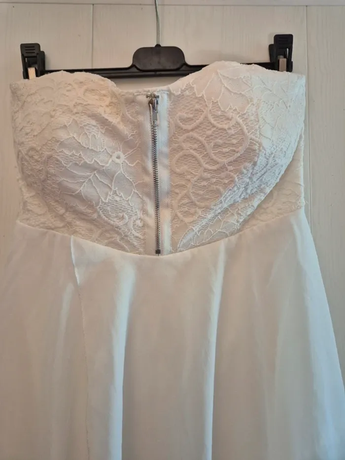 Robe blanche avec voilage - photo numéro 2