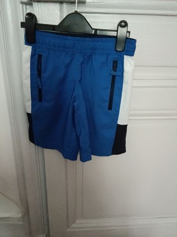 Short decathlon bleu et multicolore