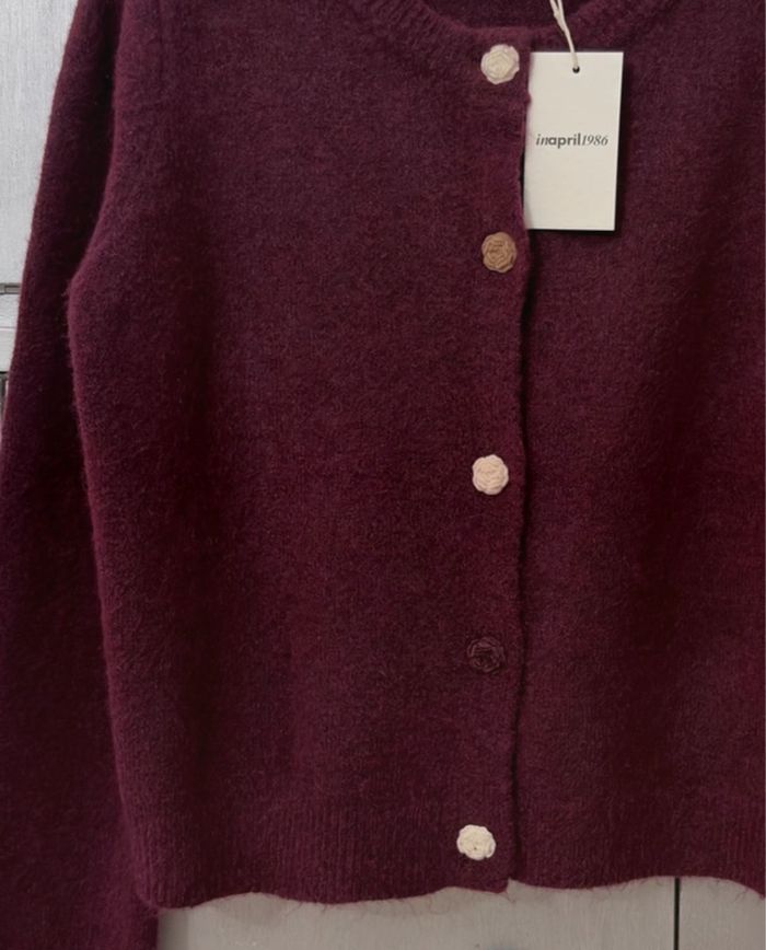 Gilet bordeaux roses