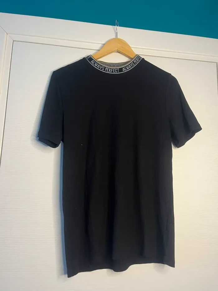 🔹 T-shirt Noir Moulant – Gémo 🔹
