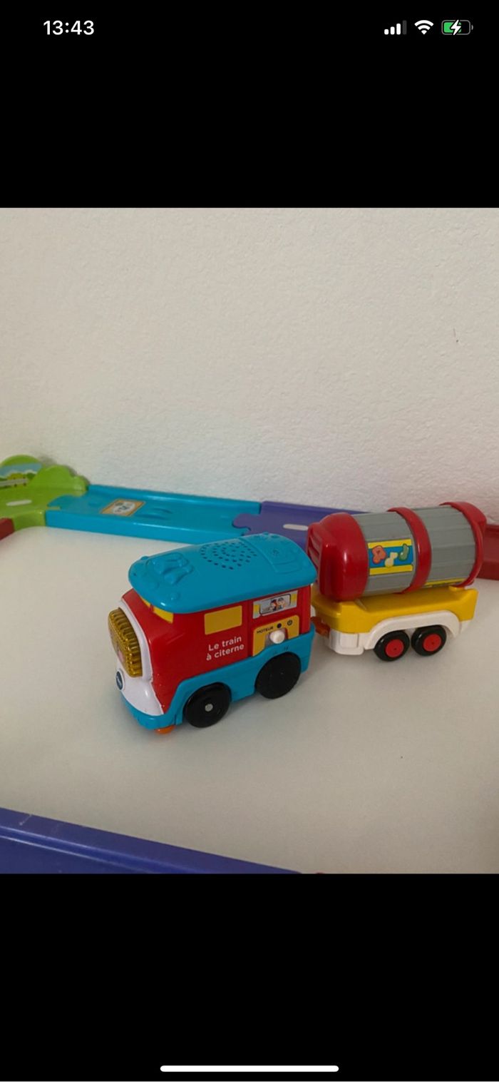 Circuit train tut tut bolides + train Ruben et la citerne Vtech - photo numéro 5