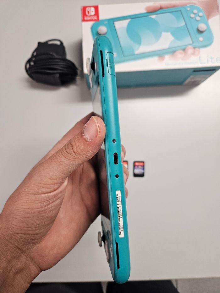 Nintendo Switch lite bleu très bonne etat - photo numéro 3