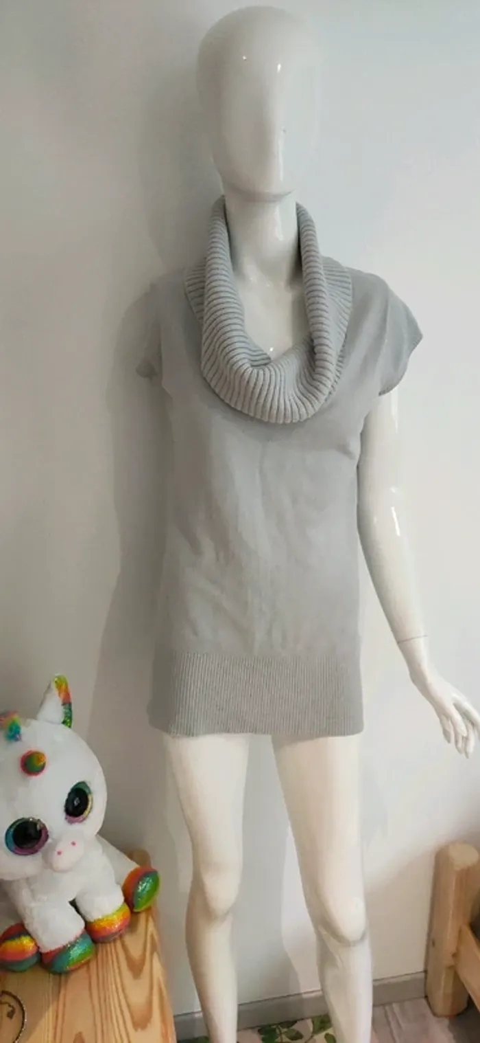 Petit pull gris perle a col large, camaïeu
