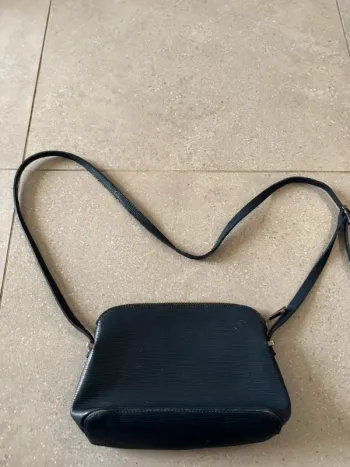 Sac à bandoulière navy en cuir, bon état mais il y a quelques marques d'usures