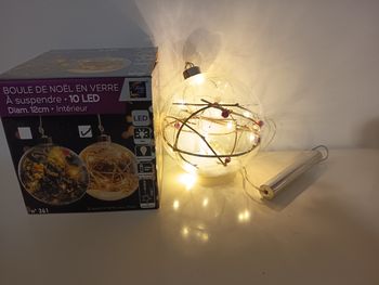 Boule de noël en verre lumineuse