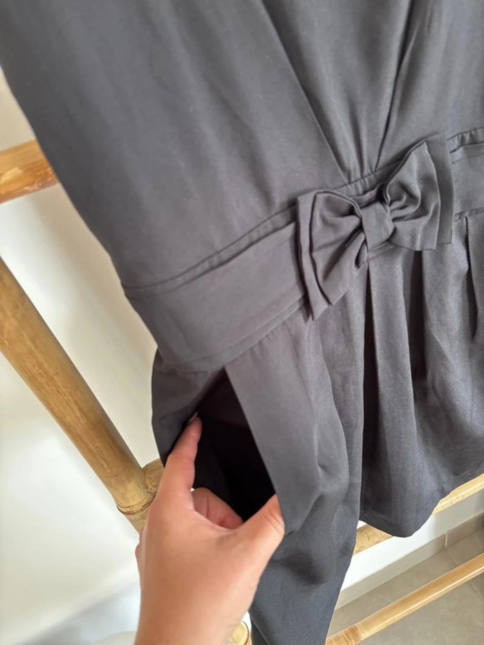 Robe noire sans manche avec noeud à la taille - photo numéro 4
