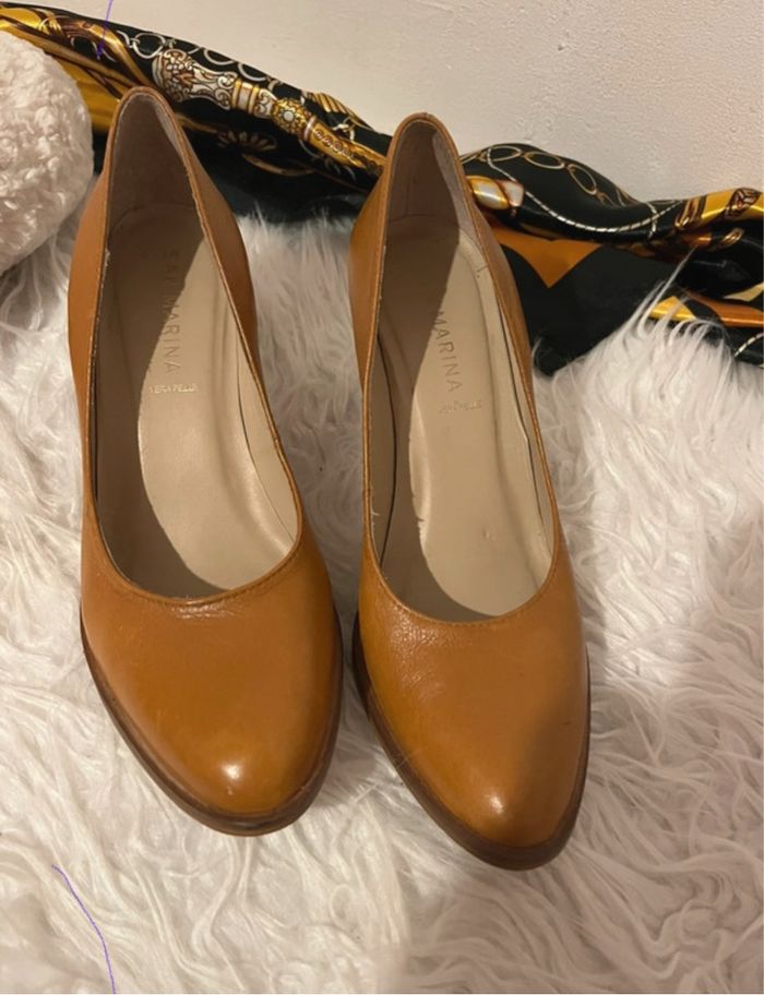 Très belle paire d’escarpins couleur camel / san marina