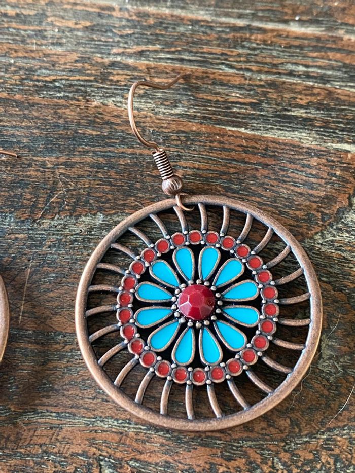 Magnifique paire de boucles d’oreilles avec fleurs colorées - photo numéro 3