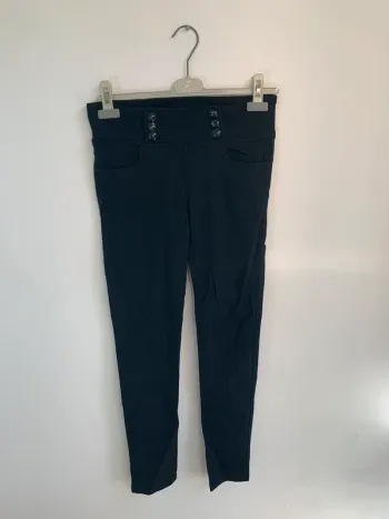 Pantalon slim noir taille haute à boutons décoratifs – Hello Miss – Taille 40