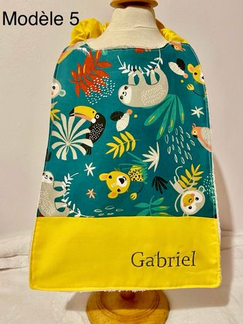 Bavoir maternelle serviette école personnalisé brodé jungle jaune