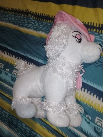 Chien blanc avec chapeau rose