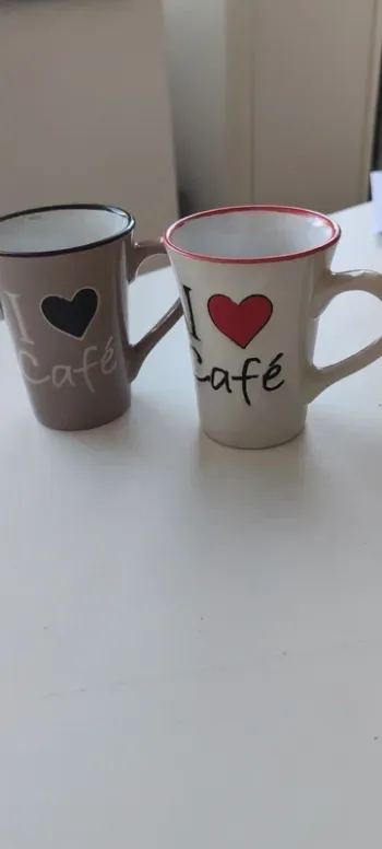 Lot de deux petites tasses