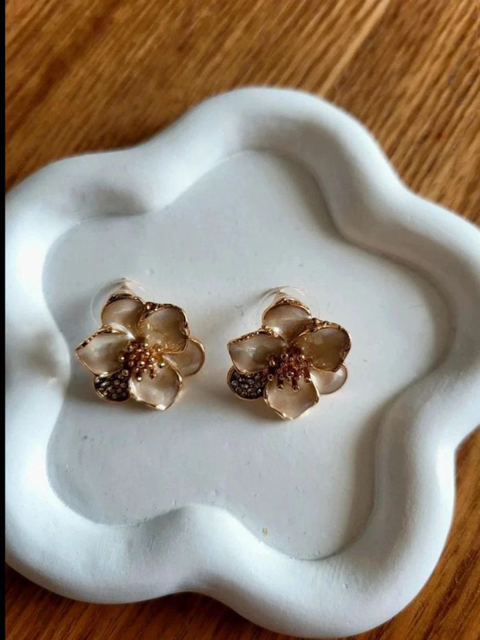 Boucles d’oreilles fleur dorée – effet nacré & strass – bijou élégant chic vintage - photo numéro 3